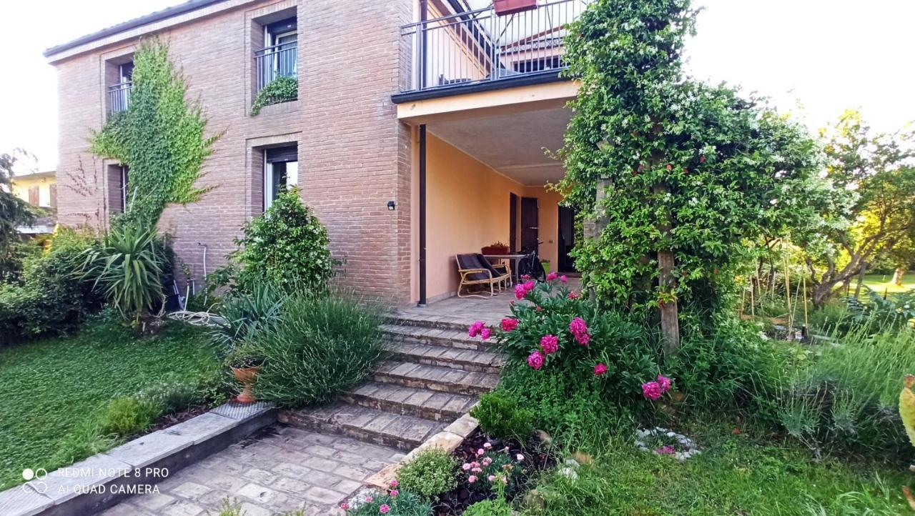 Casa Vincenzo 130 Mq Con Portico Ed Ingresso Esclusivo Dal Giardino Villa Felino Exterior foto