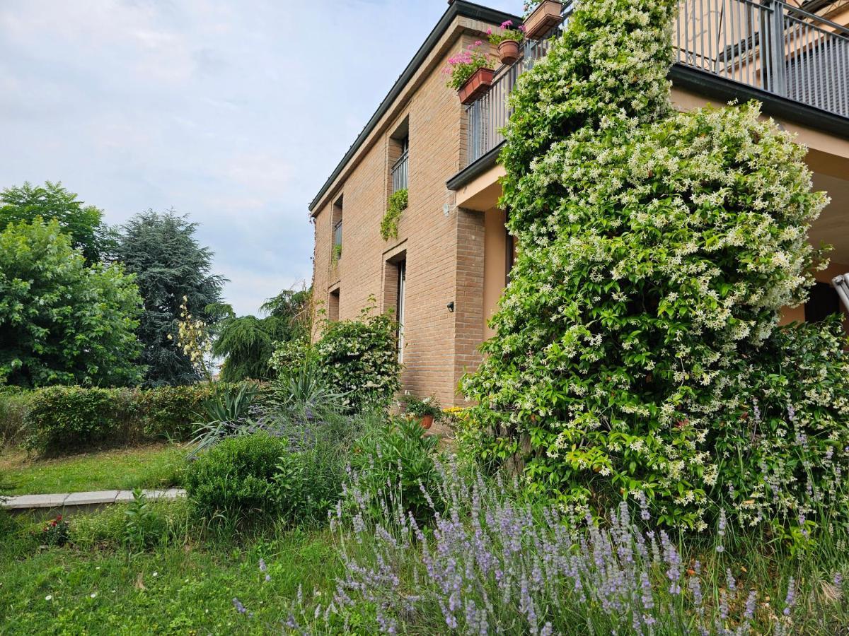 Casa Vincenzo 130 Mq Con Portico Ed Ingresso Esclusivo Dal Giardino Villa Felino Exterior foto
