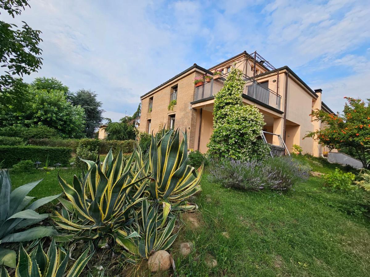 Casa Vincenzo 130 Mq Con Portico Ed Ingresso Esclusivo Dal Giardino Villa Felino Exterior foto