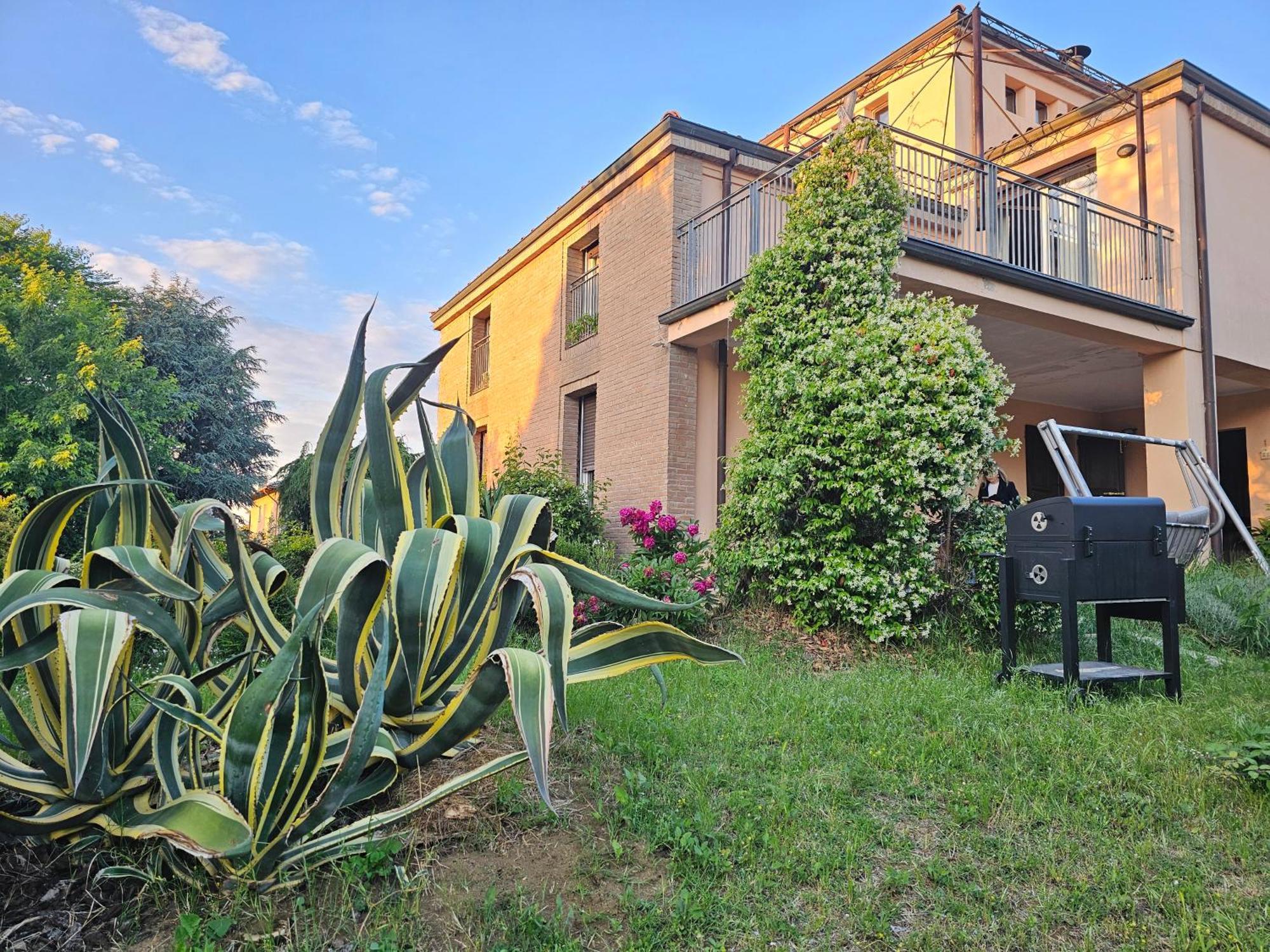 Casa Vincenzo 130 Mq Con Portico Ed Ingresso Esclusivo Dal Giardino Villa Felino Exterior foto