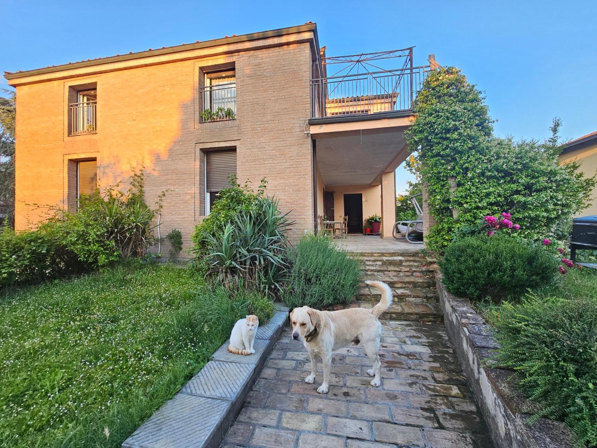 Casa Vincenzo 130 Mq Con Portico Ed Ingresso Esclusivo Dal Giardino Villa Felino Exterior foto